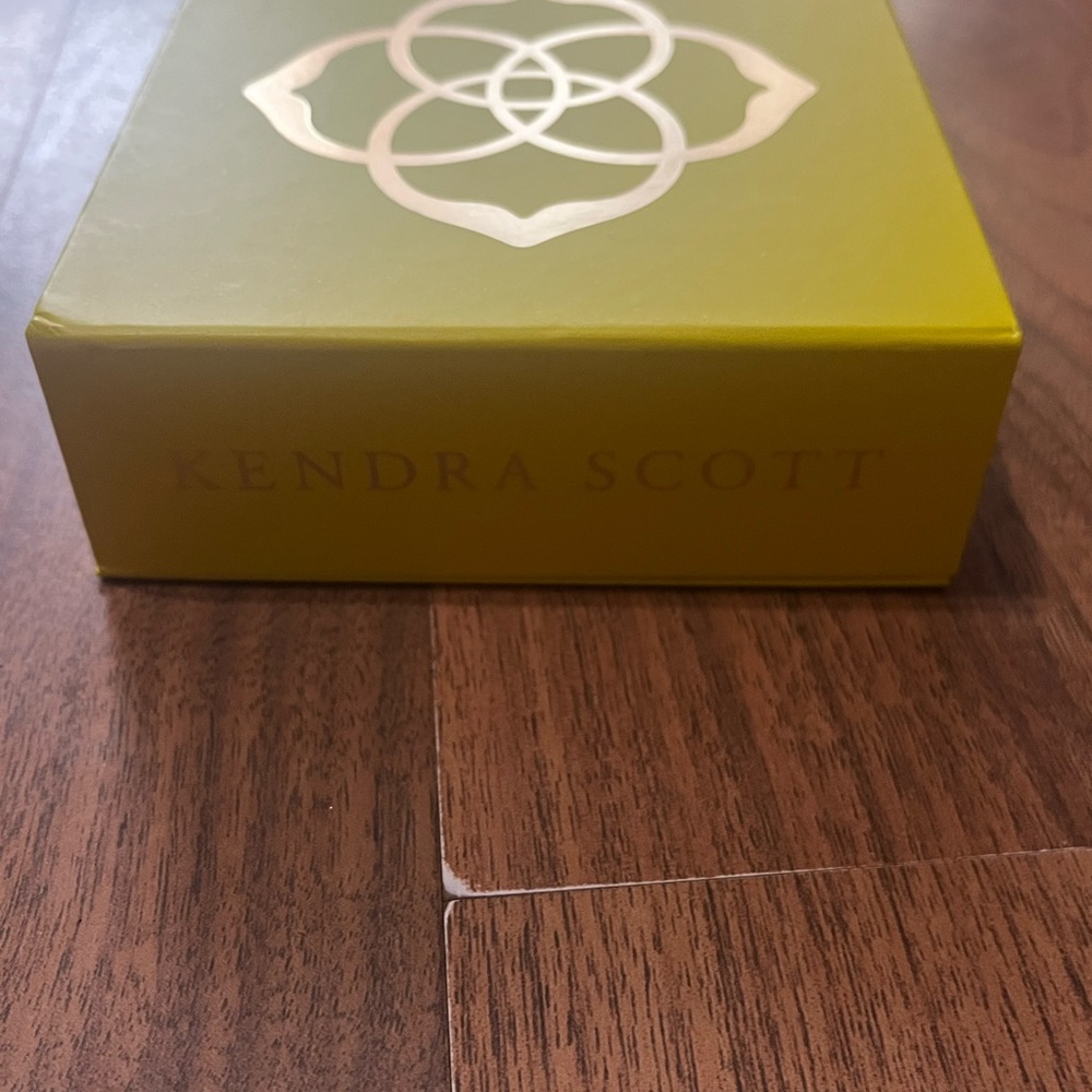 👝Empty Kendra Scott Box with empty Pouch 👝 - Picture 2 of 3